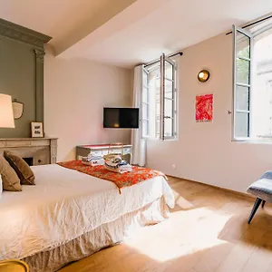 Le Petit - & A Deux Pas Du Pont D'avignon Et Du Palais Des Papes Bed & Breakfast